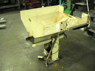 Vibratory parts feeder hopper for automation bowl 