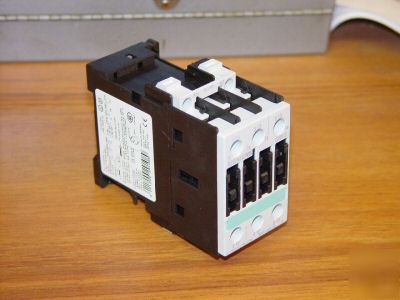 Siemens sirius 3RT1025-1B reversing contactor unused