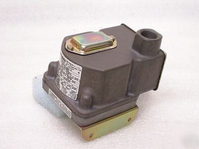 New barksdale D1T-A150SS pressure / vac actuated switch