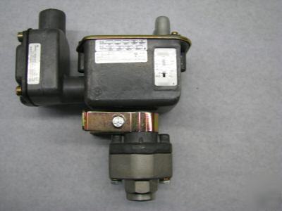 Barksdale directional pressure switch