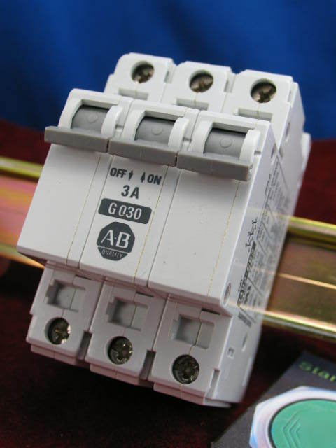 G030 allen bradley 3PL circuit breaker 1492-CB3 3 amp