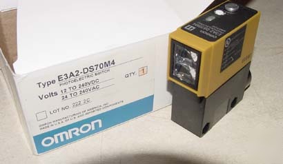 New omron photoelectric sensor switch E3A2-DS70M4 