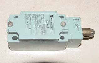 New telemecanique limit switch xck-j w/ ZCKE67 head 