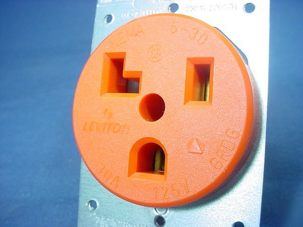 Isolated gnd 5-30 power outlet 30A 125V 5371-ig