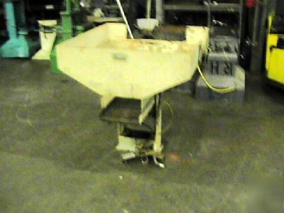 Vibratory parts feeder hopper for automation bowl 