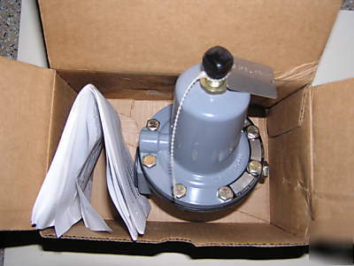 Fisher controls regulator 289H-49, 