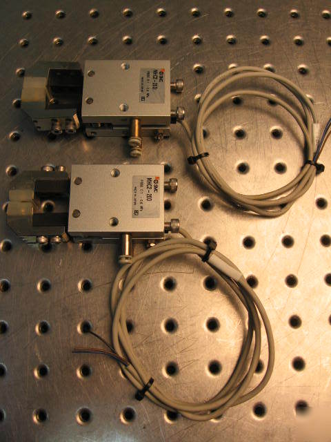 G37575 two smc MHC2-20D pneumatic grabbers