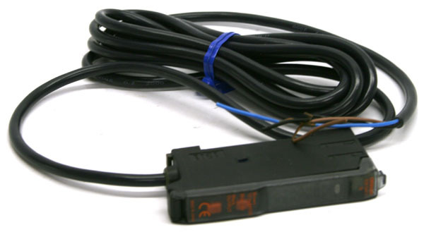 New omron E3X-DA11 photoelectric sensor din rail plc