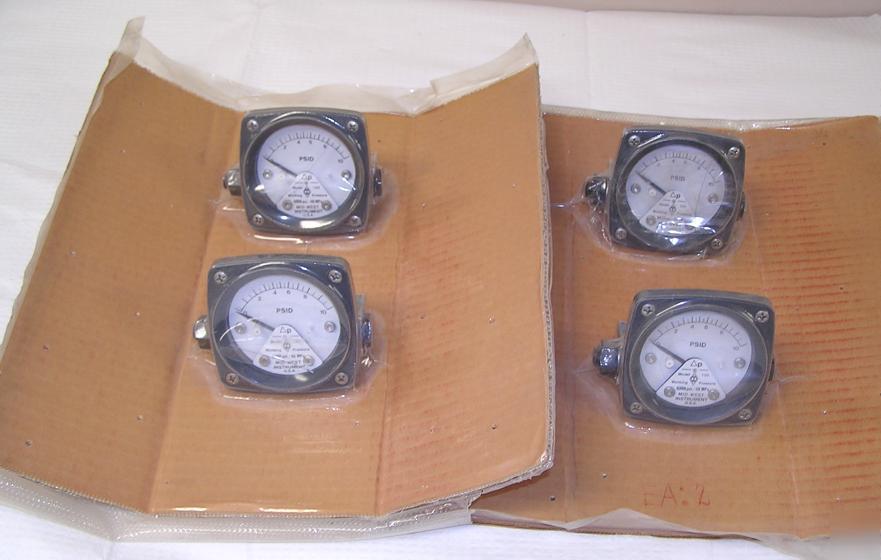 Mid-west instrument~(4) 120 differential pressure gauge