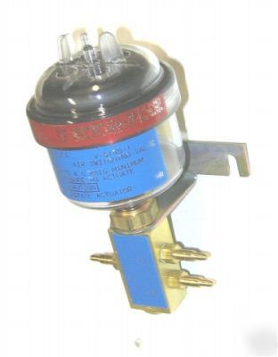 New johnson controls 3 way valve air switch v-6135-1 