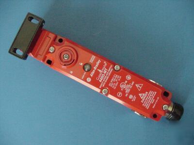 4 allen-bradley 440G-MT47040 guard lock interlock swich