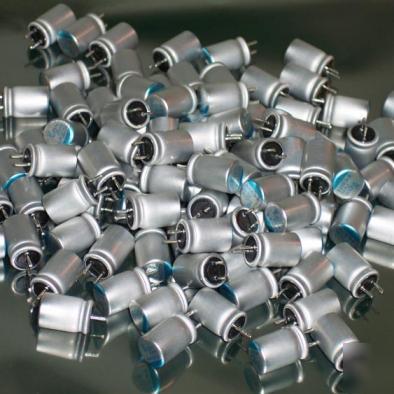 Lot X100 a 820 59C 2.5V capacitors 