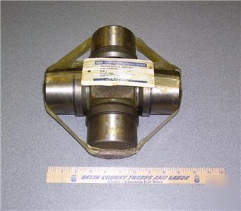 Machine service cross/bearing assembly universal joint