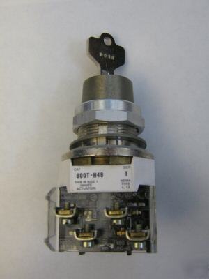Allen bradley 800T-H48A/t spring return lock + key 