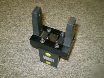 New phd pneumatic gripper