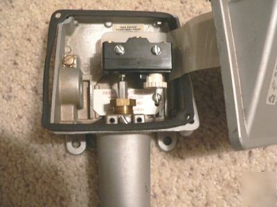 Omega pressure switch, model 111