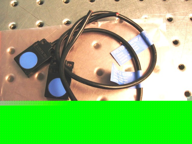 T30244 [2] keyence ez-18T proximity sensors