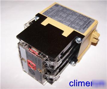 Allen bradley control relay 700-P200A1 700P200A1 